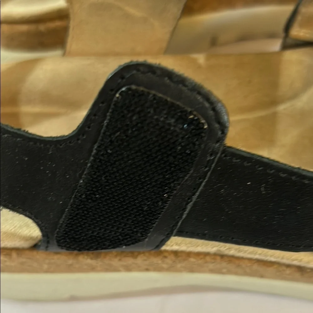 8W Easy Spirt llena Platform sandal  Black. Velcro closure.